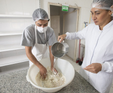Produtos orgânicos produzidos no mesmo ambiente que convencionais, Selma Maria de Andrade e seu filho Guilherme de Andrade Cardoso produzem doces, geléias pães e frutas congeladas orgânicas e conciliam com a produção de bolacha e pão integral com certificaçõ do TECPAR