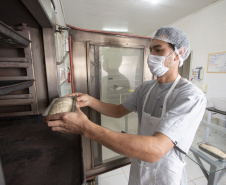 Produtos orgânicos produzidos no mesmo ambiente que convencionais, Selma Maria de Andrade e seu filho Guilherme de Andrade Cardoso produzem doces, geléias pães e frutas congeladas orgânicas e conciliam com a produção de bolacha e pão integral com certificaçõ do TECPAR
