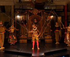 G2 COMPANHIA DE DANÇA – Alguns bailarinos que participaram dessas montagens icônicas hoje integram a G2 Companhia de Dança, grupo sênior do Teatro Guaíra que se dedica a explorar a maturidade artística em espetáculos que abordam temas universais e a riqueza da experiência humana.