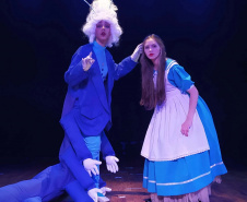Peça para crianças "Alice no país das maravilhas" no Guairinha