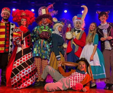 Peça para crianças "Alice no país das maravilhas" no Guairinha