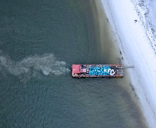 Portos do Paraná participa de mutirão de limpeza na Ilha do Mel e retira quase 3 toneladas de resíduos