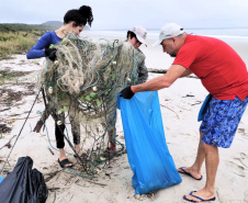 Portos do Paraná participa de mutirão de limpeza na Ilha do Mel e retira quase 3 toneladas de resíduos