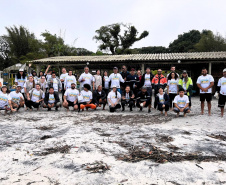 Portos do Paraná participa de mutirão de limpeza na Ilha do Mel e retira quase 3 toneladas de resíduos