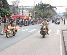  	Desfile com milhares de pessoas festeja os 202 anos da Independência do Brasil