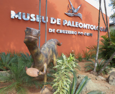 Vale dos Dinossauros: Cruzeiro do Oeste recebe título e destaca Paraná em turismo científico