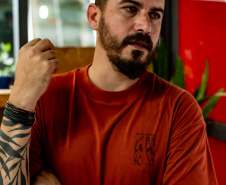 Yuri Rosa: a tatuagem como rito na residência artística do Museu Casa Alfredo Andersen