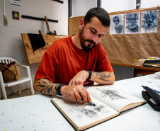 Yuri Rosa: a tatuagem como rito na residência artística do Museu Casa Alfredo Andersen