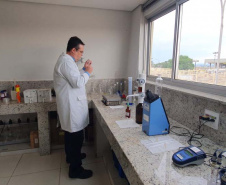 Sanepar intensifica aplicação de produtos para tratar água do Tibagi