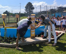 Estudantes de União da Vitória recebem Jardim de Água e Mel da Sanepar