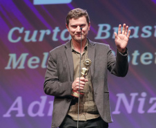 "A Casa Amarela", um curta-metragem escrito e dirigido pelo cineasta paranaense Adriel Nizer, formado na Unespar, conquistou o prêmio de melhor roteiro no 52º Festival de Cinema de Gramado.