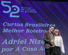 "A Casa Amarela", um curta-metragem escrito e dirigido pelo cineasta paranaense Adriel Nizer, formado na Unespar, conquistou o prêmio de melhor roteiro no 52º Festival de Cinema de Gramado.