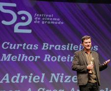 "A Casa Amarela", um curta-metragem escrito e dirigido pelo cineasta paranaense Adriel Nizer, formado na Unespar, conquistou o prêmio de melhor roteiro no 52º Festival de Cinema de Gramado.
