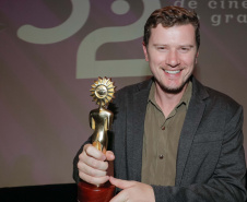 "A Casa Amarela", um curta-metragem escrito e dirigido pelo cineasta paranaense Adriel Nizer, formado na Unespar, conquistou o prêmio de melhor roteiro no 52º Festival de Cinema de Gramado.