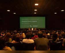 Diretor de "O Poderoso Chefão", Francis Ford Coppola lota Teatro Guaíra em aula de cinema