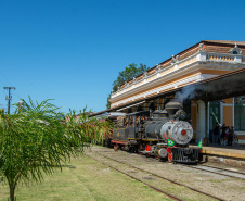 Turismo sobre trilhos: passeios de Natal na locomotiva mais antiga do Paraná já estão à venda