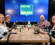 Os jornalistas Ana Tigrinho e Beto Pacheco conversam com a diretora do Arquivo Público do Paraná, Kássia Cavalari Basso, e com Ana Paula Joukoski, a funcionária mais antiga do órgão, com 21 anos de casa. 