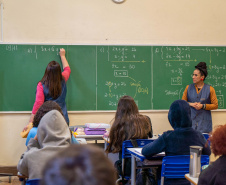 Paraná amplia convocação de professores com 1.100 novas vagas em concurso público