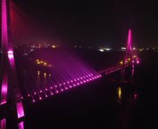 Ponte da Integração Brasil – Paraguai é iluminada na cor rosa durante o mês de outubro 