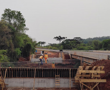 PR-445 terá pare e siga nos próximos dias para içamento de vigas em pontes e viadutos 