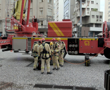 Simulação de resgate do Corpo de Bombeiros movimenta a Boca Maldita