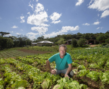 O produtor rural Luiz Claudio Ravaglio da Rocha, de São José dos Pinhais, foi um dos beneficiados com o programa municipal de certificação de orgânicos, que tem a parceria do Tecpar. 