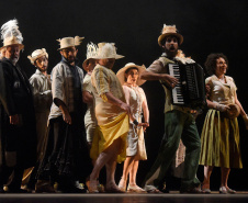 60 anos: livro que traz história e legado do Teatro de Comédia do Paraná será lançado na segunda
