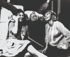 60 anos: livro que traz história e legado do Teatro de Comédia do Paraná será lançado na segunda