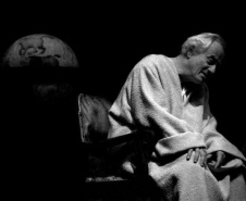 60 anos: livro que traz história e legado do Teatro de Comédia do Paraná será lançado na segunda
