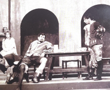 60 anos: livro que traz história e legado do Teatro de Comédia do Paraná será lançado na segunda