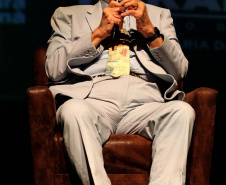 Diretor de "O Poderoso Chefão", Francis Ford Coppola lota Teatro Guaíra em aula de cinema