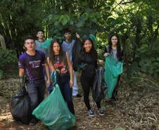 Jovens participam de ação de proteção da nascente do São Lourenço