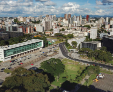 ABRE E FECHA