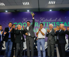O governador Carlos Massa Ratinho Junior destacou, durante a abertura do Encontro das Cooperativas Paranaenses, nesta sexta-feira (29), a importância do sistema de cooperativo paranaense para os avanços econômicos do Estado. 