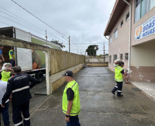 Cestas básicas arrecadadas na Corrida do Porto são distribuídas em Paranaguá