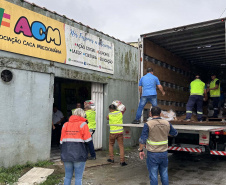 Cestas básicas arrecadadas na Corrida do Porto são distribuídas em Paranaguá