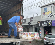 Cestas básicas arrecadadas na Corrida do Porto são distribuídas em Paranaguá