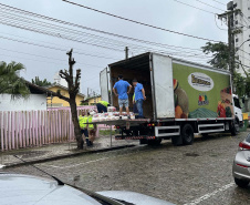 Cestas básicas arrecadadas na Corrida do Porto são distribuídas em Paranaguá