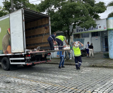 Cestas básicas arrecadadas na Corrida do Porto são distribuídas em Paranaguá