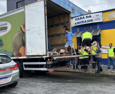 Cestas básicas arrecadadas na Corrida do Porto são distribuídas em Paranaguá