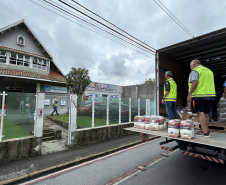 Cestas básicas arrecadadas na Corrida do Porto são distribuídas em Paranaguá