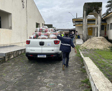 Cestas básicas arrecadadas na Corrida do Porto são distribuídas em Paranaguá