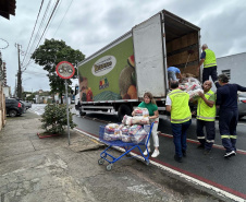 Cestas básicas arrecadadas na Corrida do Porto são distribuídas em Paranaguá