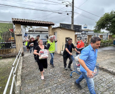 Cestas básicas arrecadadas na Corrida do Porto são distribuídas em Paranaguá