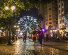  "Maior programação de Natal do Brasil estreia nesta sexta em Curitiba e aquece turismo". Os créditos estão nos nomes dos arquivos