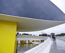 Museu Oscar Niemeyer celebra 22 anos com novas exposições, performances e entrada gratuita
