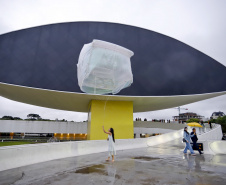 Museu Oscar Niemeyer celebra 22 anos com novas exposições, performances e entrada gratuita