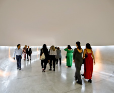 Museu Oscar Niemeyer celebra 22 anos com novas exposições, performances e entrada gratuita