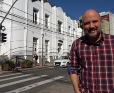 Com apresentação de Beto Pacheco, o programa Pé na Rua é um verdadeiro guia turístico da região de Curitiba. Os episódios exploram lugares históricos, riquezas culturais e experiências gastronômicas da capital paranaense e seus arredores.