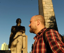 Com apresentação de Beto Pacheco, o programa Pé na Rua é um verdadeiro guia turístico da região de Curitiba. Os episódios exploram lugares históricos, riquezas culturais e experiências gastronômicas da capital paranaense e seus arredores.